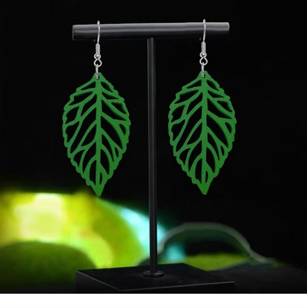 Elegant Green Leaf Earrings - Picture 5 of 5